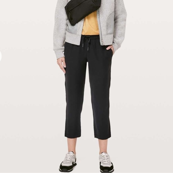 Lululemon On The Fly Crop *Woven 23" size 2 Black Travel Pant - Picture 9 of 12
